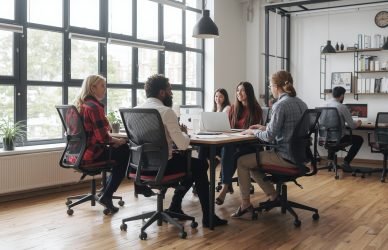 Weekend jobs in the USA with icons for retail, food service, warehouse, and pet care.